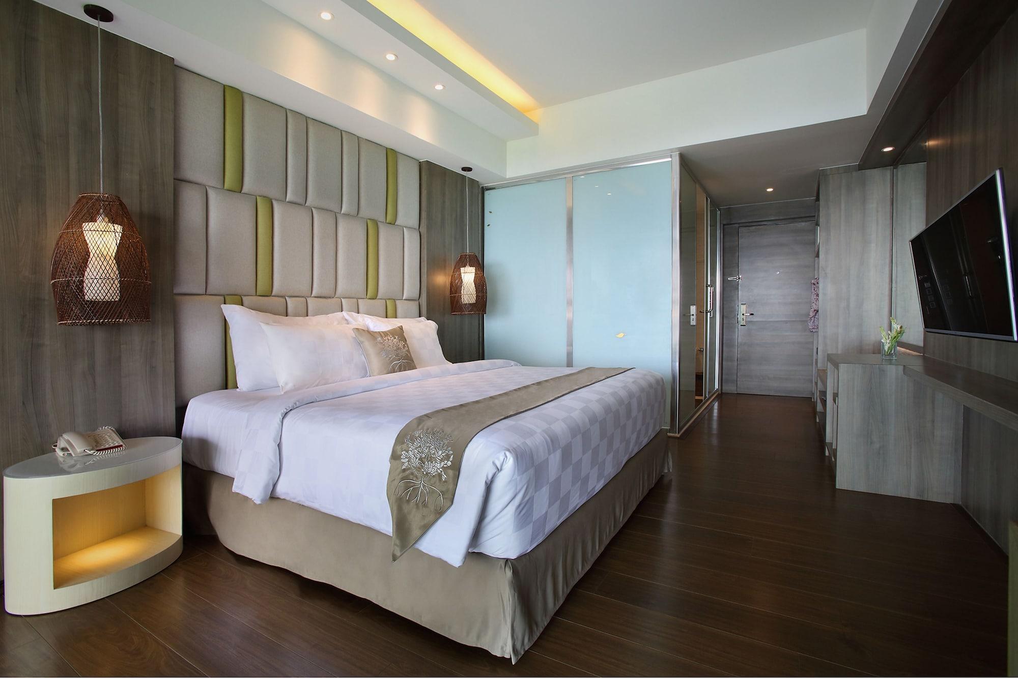 The Crystal Luxury Bay Resort