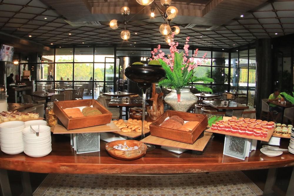 Resort The Crystal Luxury Bay