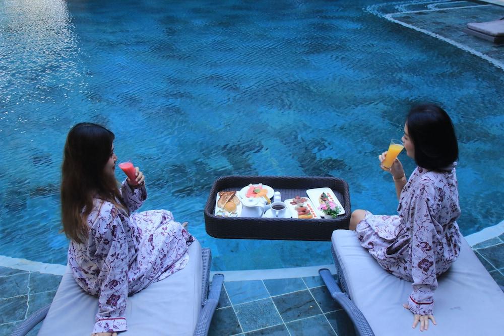 The Crystal Luxury Bay